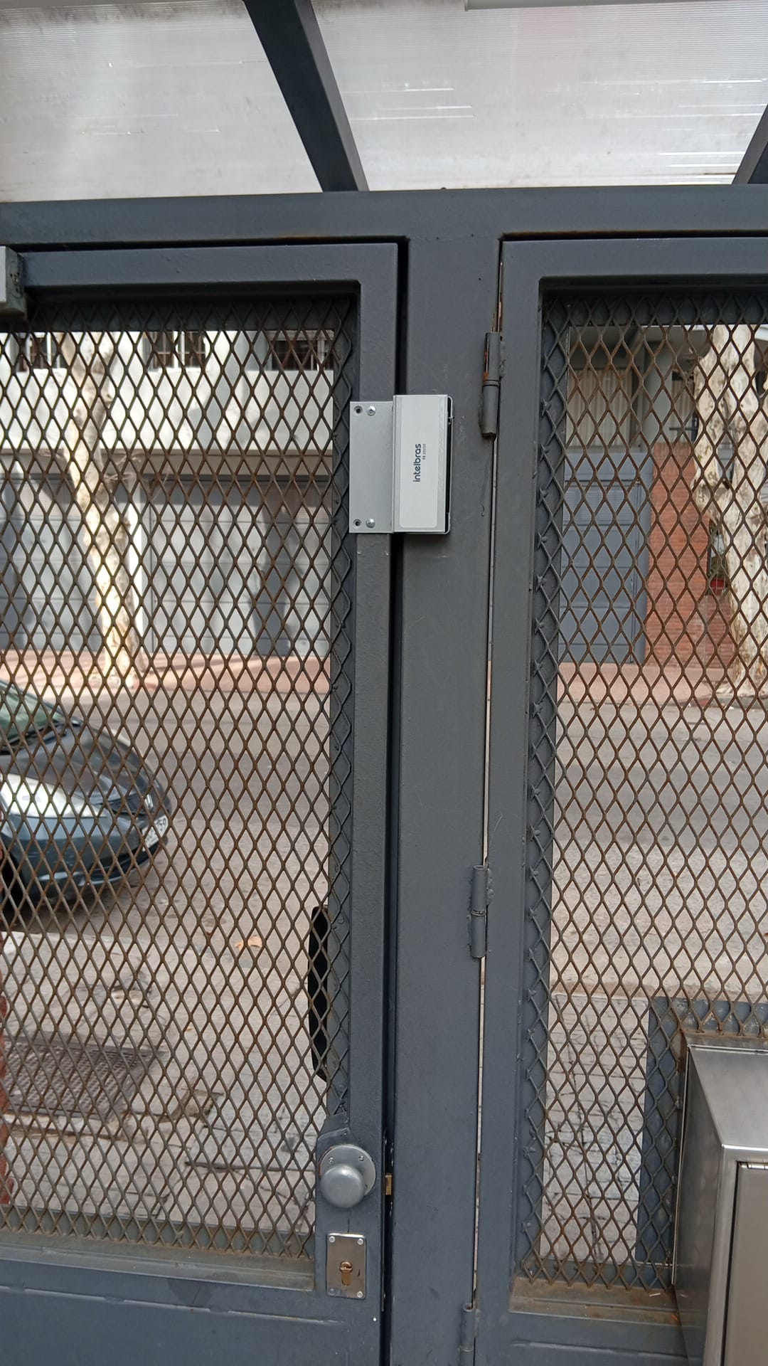 Control de acceso instalado en reja