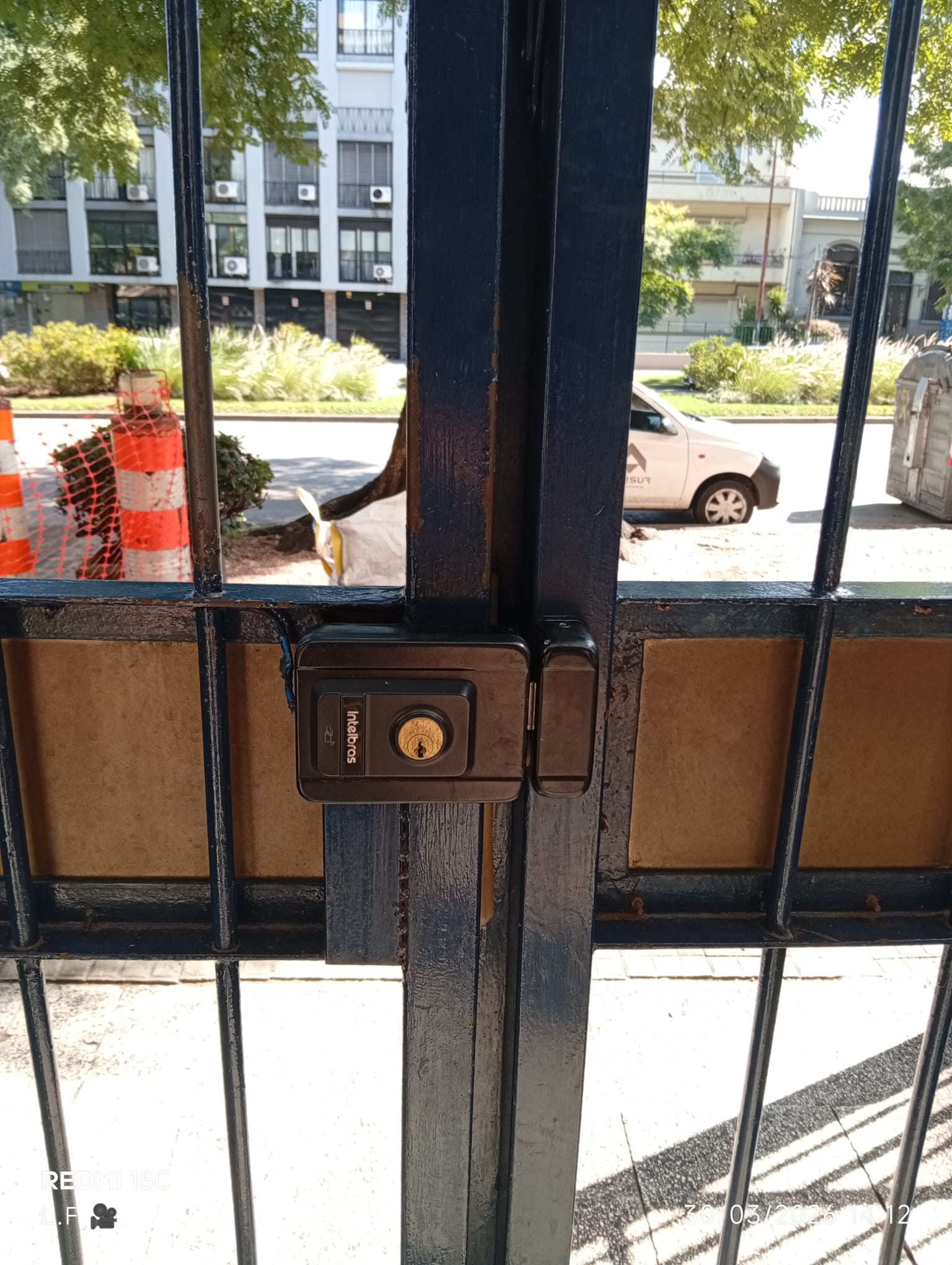 Cerradura eléctrica instalada en portón