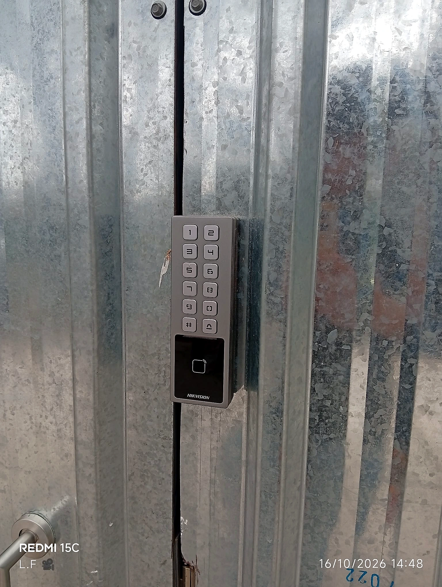 Control de acceso instalado en portón metálico