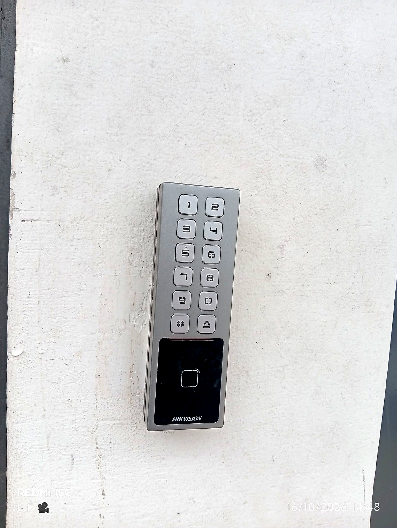 Teclado de acceso Hikvision instalado sobre muro