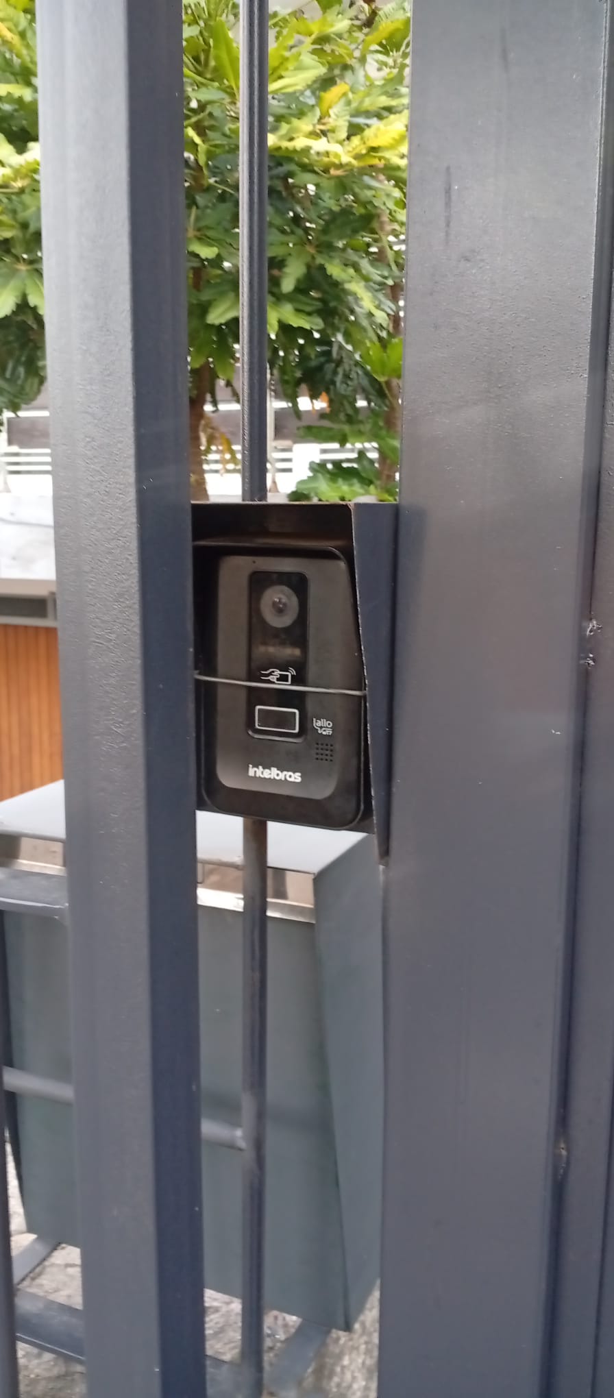 Videoportero instalado en reja