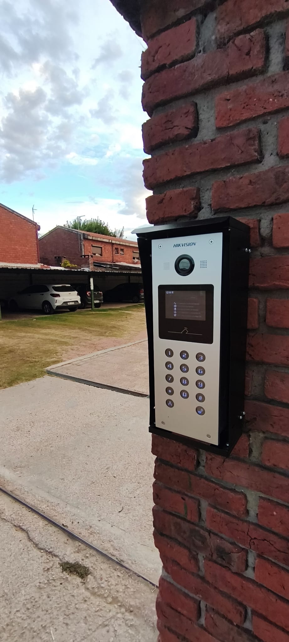 Videoportero instalado sobre muro
